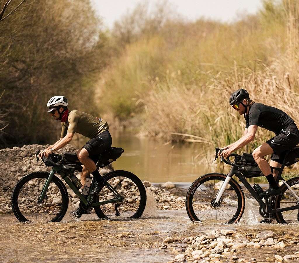 Las 7 Razones Indiscutibles para Elegir una Bicicleta Gravel 3 Cruzando un rio con una bicicleta Gravel