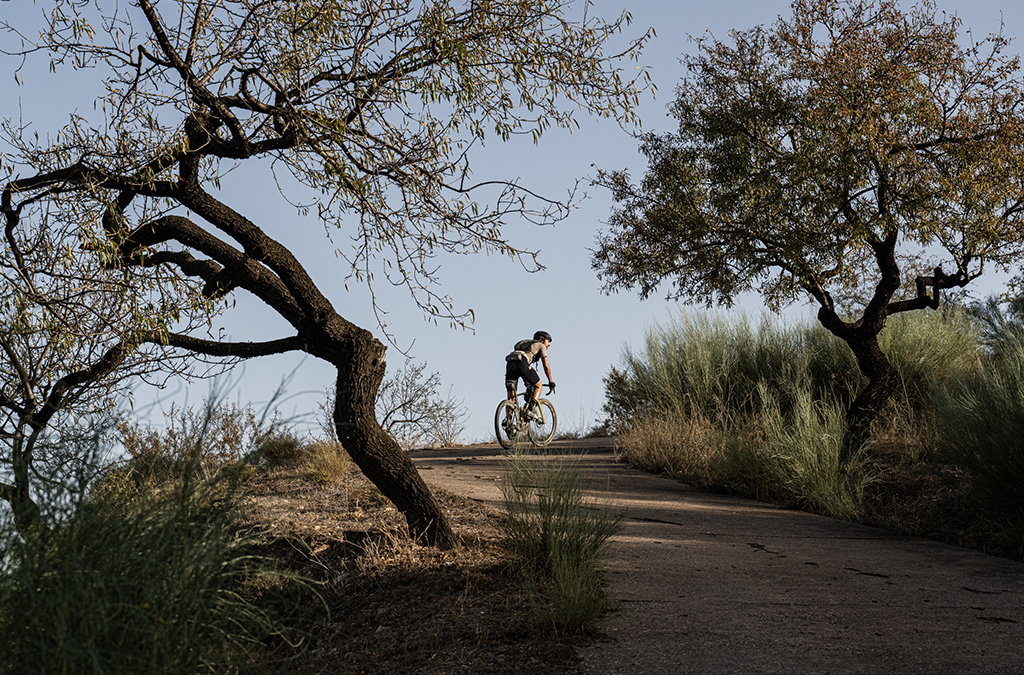 Las 7 Razones Indiscutibles para Elegir una Bicicleta Gravel 5 Coronando un repecho en el campo con una bicicleta gravel Scott