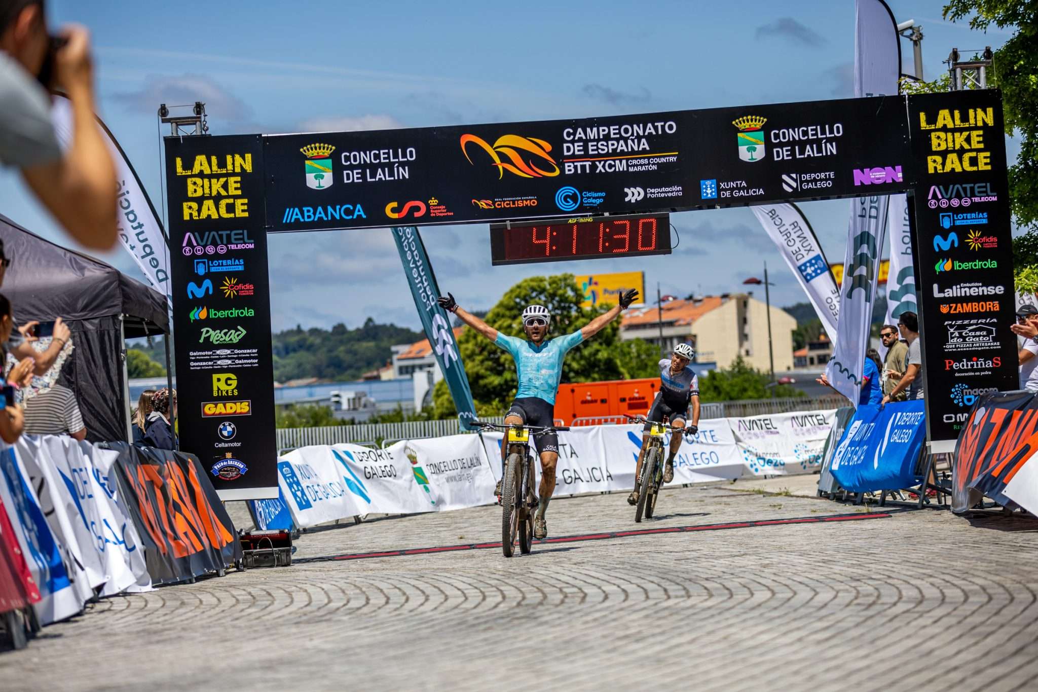 José María Sánchez: Un Campeón Forjado en la Perseverancia 3 José María logró imponerse sobre Roberto Bou en el sprint final